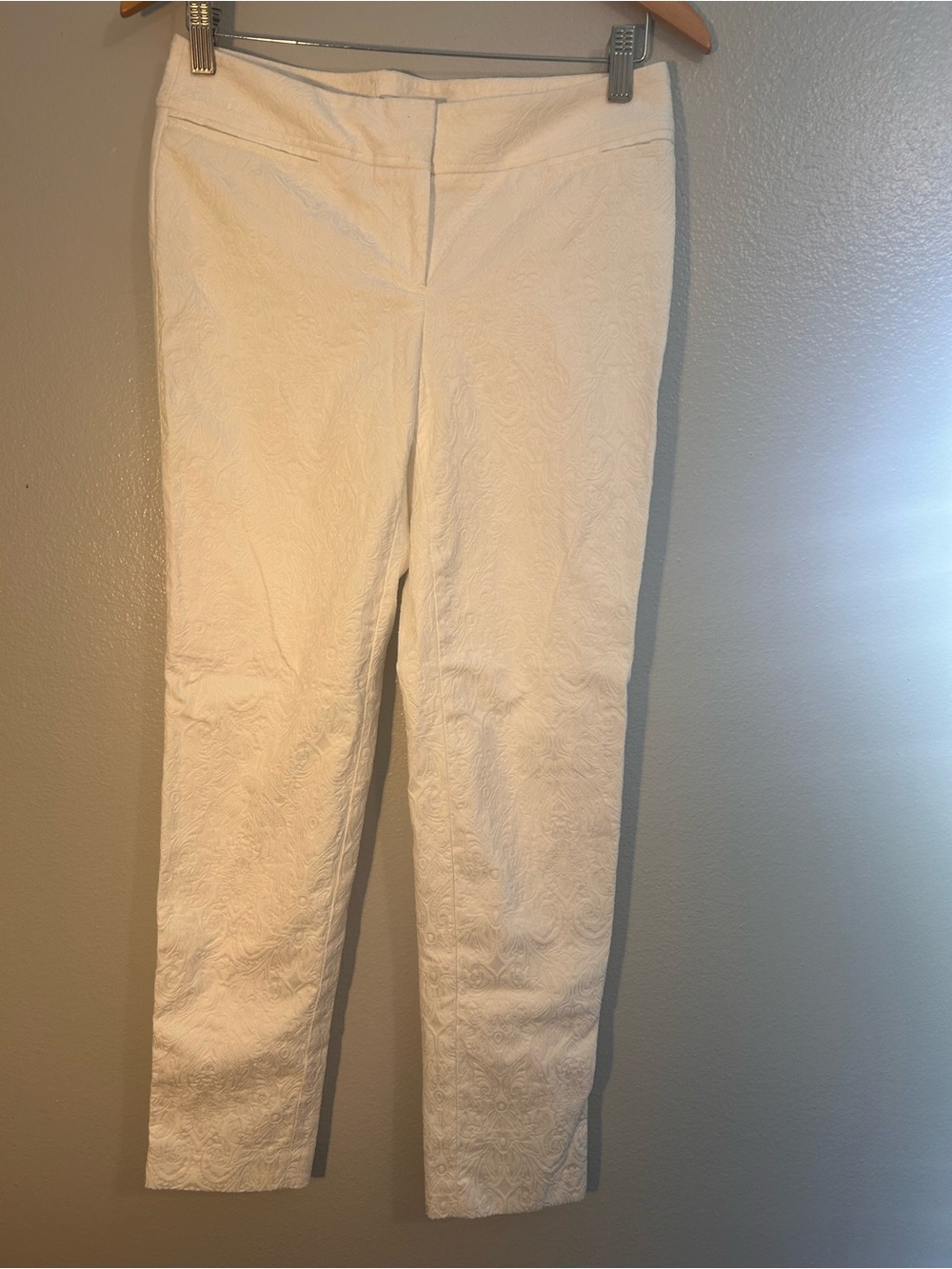 Cache White Textured Pants with zippered legs and pockets. Stylish and elegant.